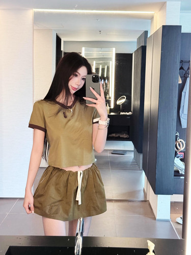 【高品质实拍yb】橄榄绿拼色T恤贴布字母短袖T恤抽绳蓬蓬短裙套装