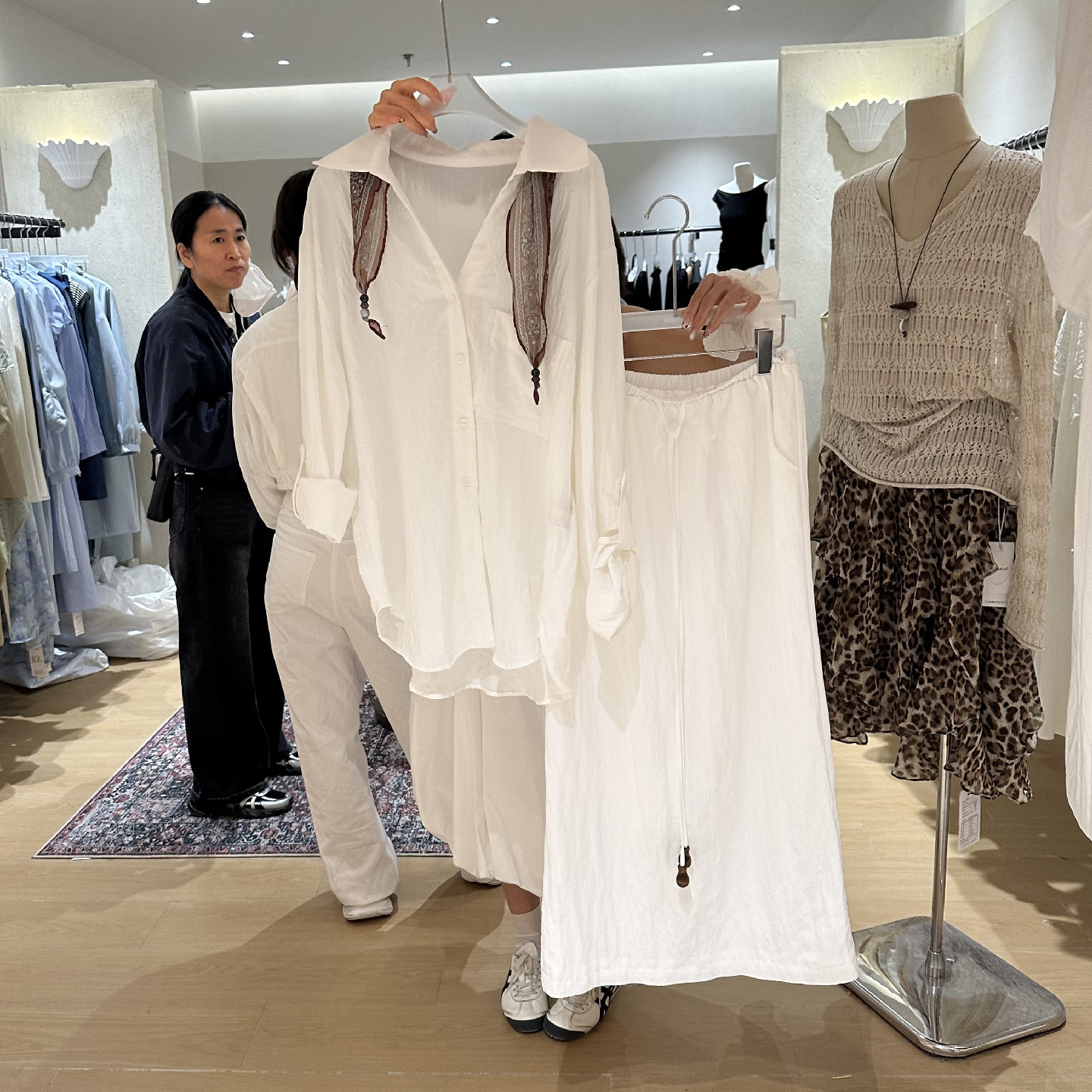 翻领长袖防晒衬衫+长款直筒半身裙配送丝巾三件套女春夏显瘦套装