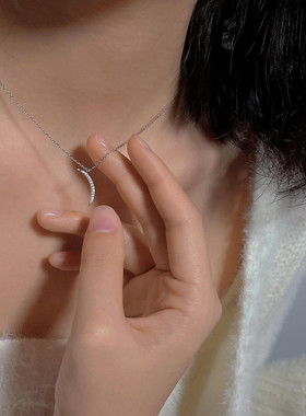 精致月亮项链女镀银秋冬气质高级感吊坠镶钻锁骨链女小众轻奢