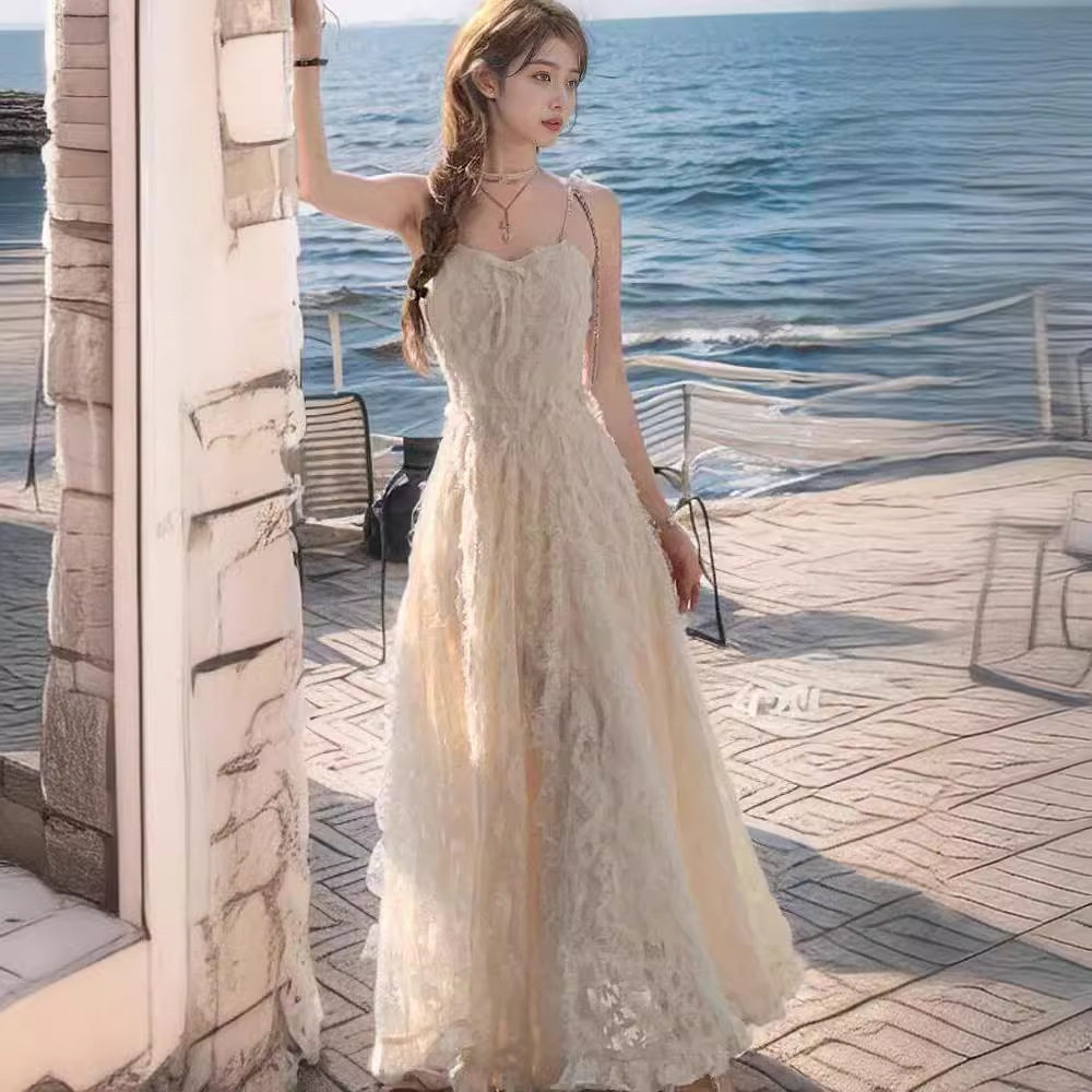 2025羽毛连衣裙女夏海边新款甜美高腰显瘦流苏度假气质超仙吊带裙