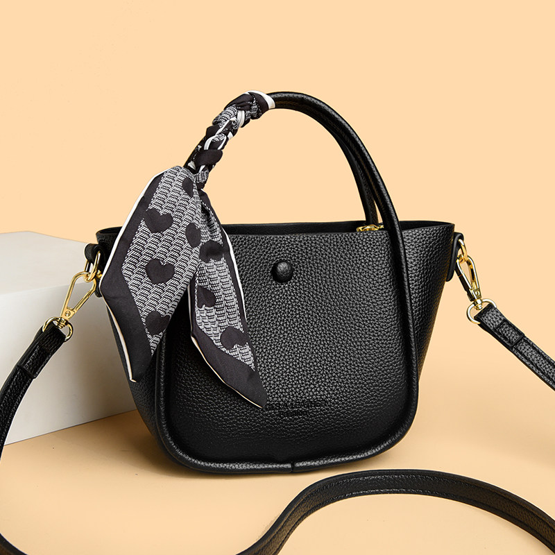 手提包包女式2025新款白色小众水桶包百搭单肩斜挎包妈妈腋下女包