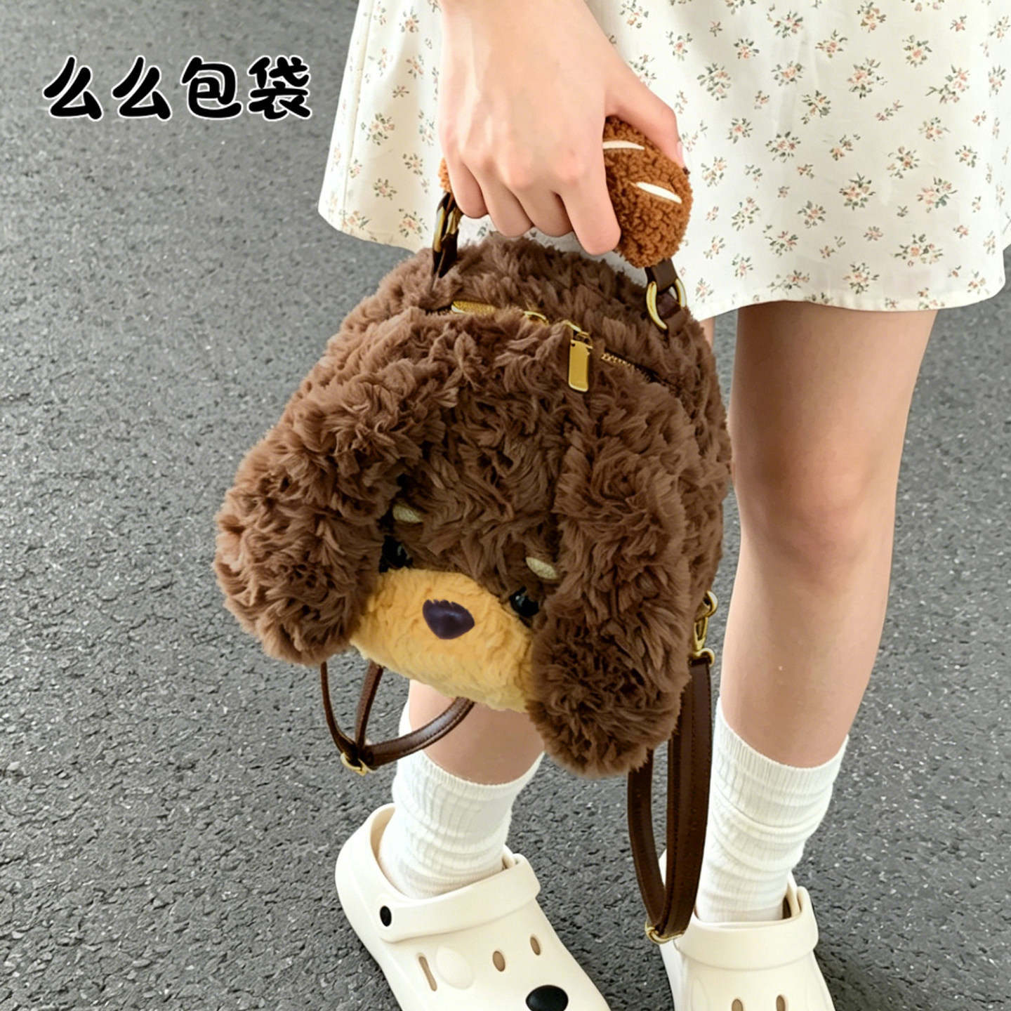 可爱毛绒小狗双肩包女新款小众手提包公仔玩偶书包轻便旅行小背包