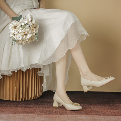 中跟小单鞋女2025春季新款法式金属扣方头高跟鞋女粗跟时尚小皮鞋