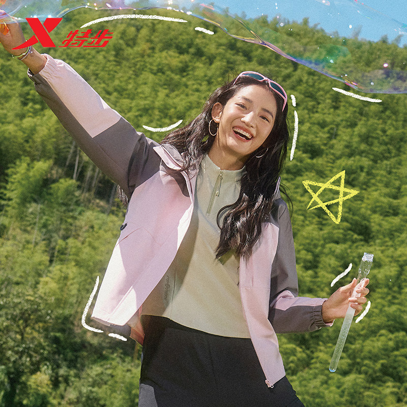特步加绒外套女款冲锋衣2026春季新款正品宽松运动连帽保暖风衣