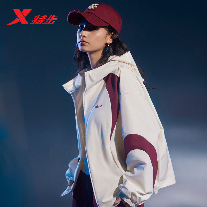 特步外套女冲锋衣2026春季运动梭织连帽保暖双层风衣974128150400