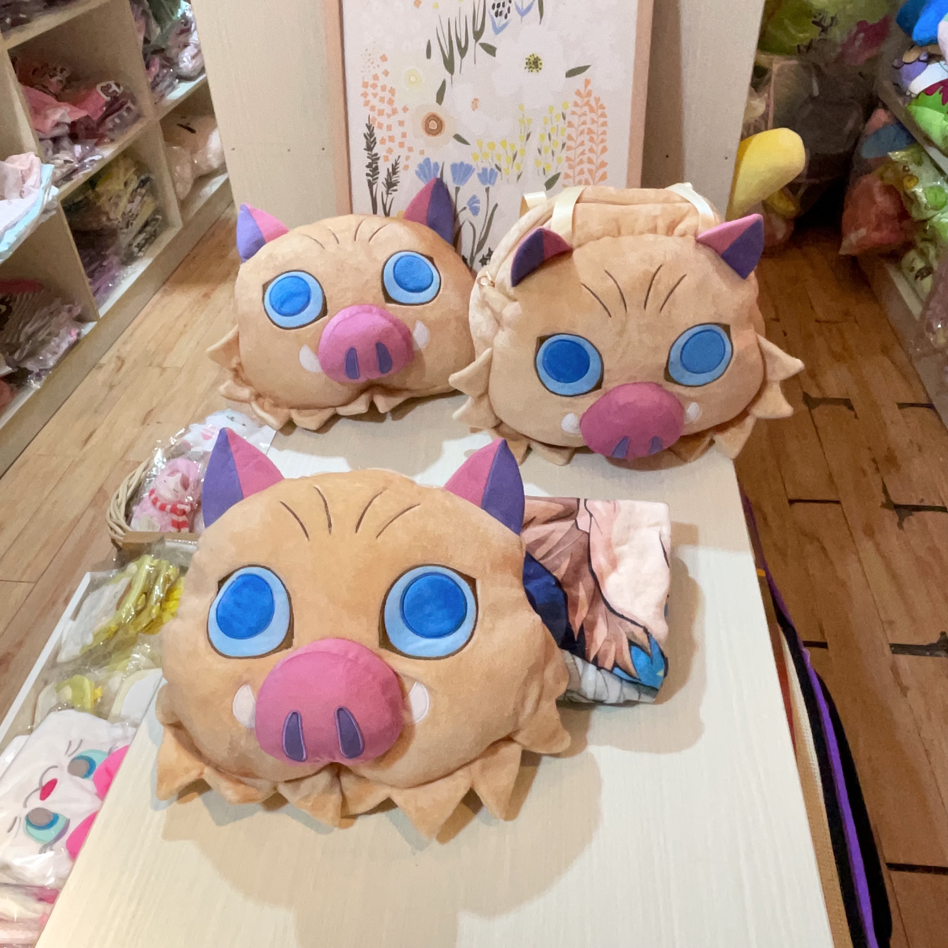 日单卡通鬼灭之刃嘴平伊之助靠垫毛绒抱枕带插三合一毯子包