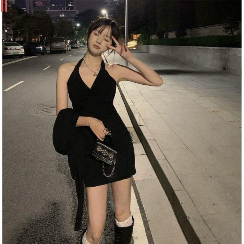 纯欲挂脖V领连衣裙女夏季新款修身显瘦小黑裙辣妹露背包臀短裙子