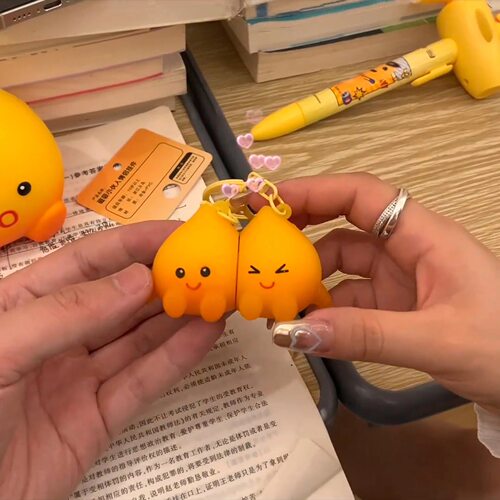 新款 【磁吸】可爱呆萌人磁吸钥匙扣小火苗书包挂件情侣爆款简