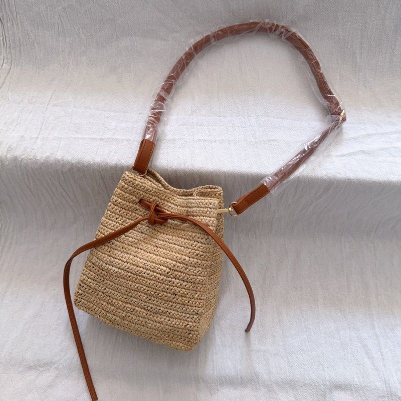 马达加斯加拉菲草手工编织镂空真皮小号水桶斜挎女出游度假单肩包