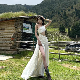 绝美白色斜肩性感开叉露腰连衣裙高级感长款 法式 气质海边度假长裙