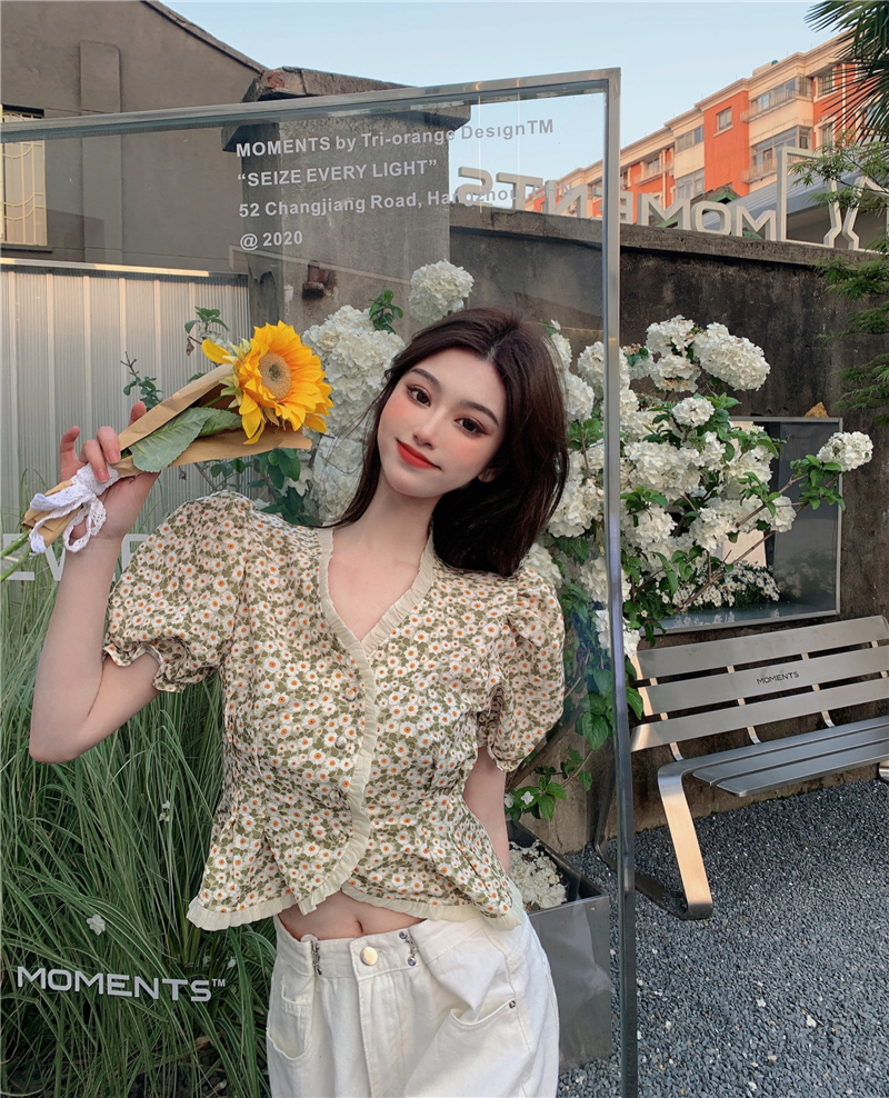 French V-neck floral shirt with slim and puffy sleeves