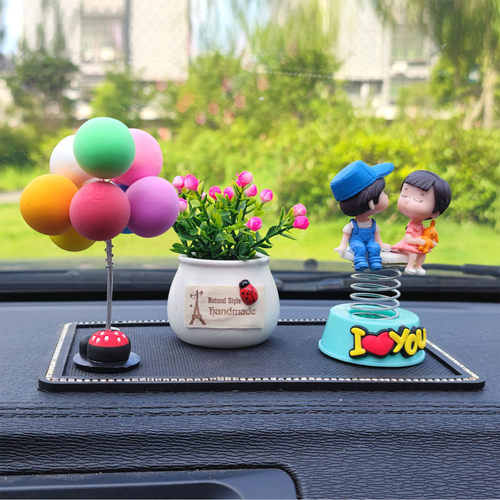 新款可爱情侣创意中控摇头摆件