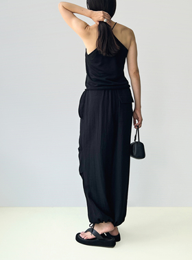 Plain Sight 黑色棉麻肌理皱系带束脚口工装裤