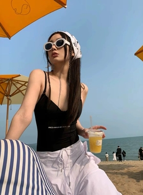 黑色吊带露背新款高级感小众修身显瘦性感辣妹外穿三角连体泳衣女
