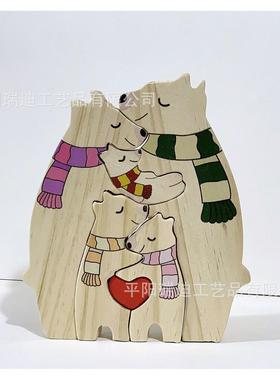 圣诞节戴围巾的木熊一家