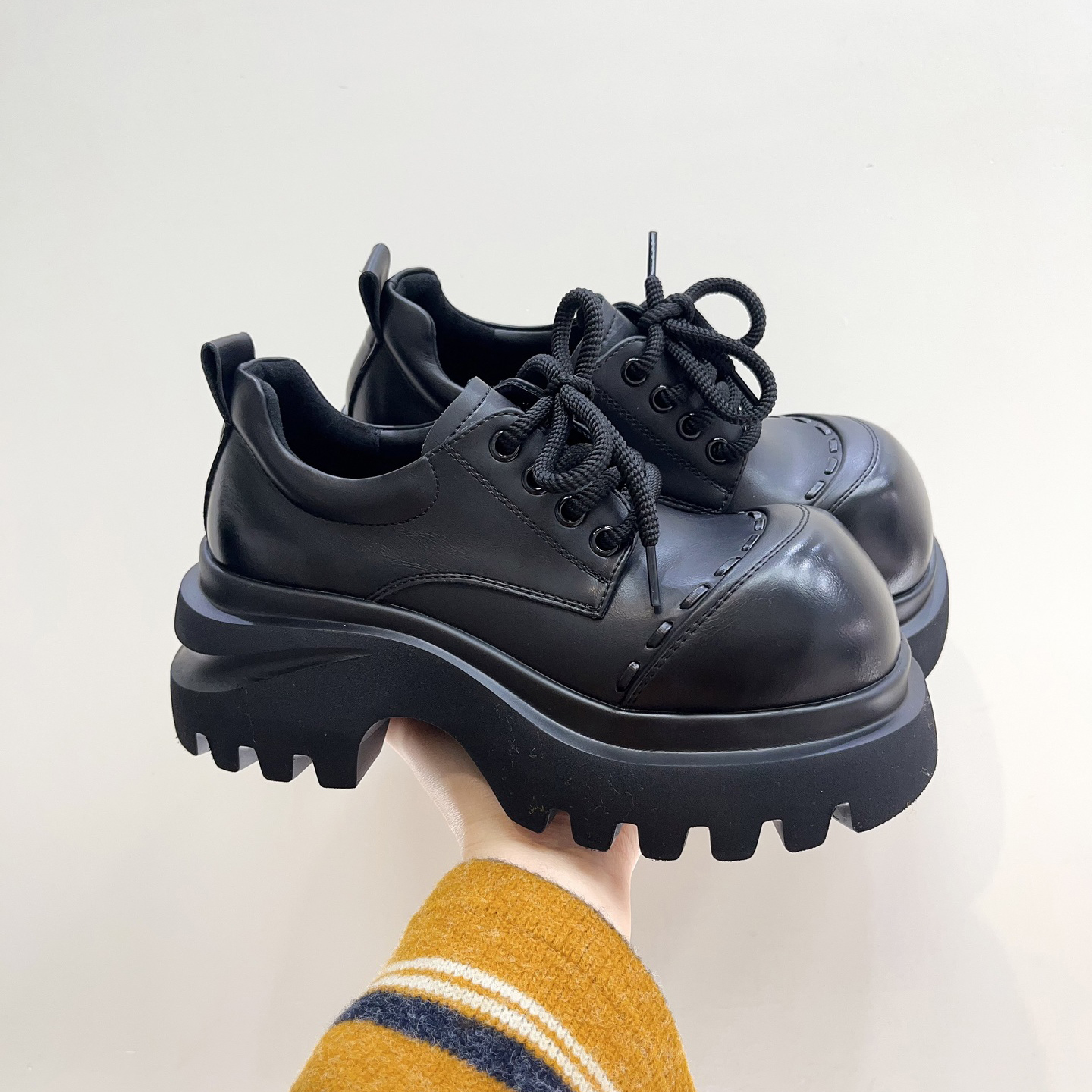 陌尼斯英伦粗跟厚底翘头小皮鞋女2026早春新款黑色系带大头德比鞋