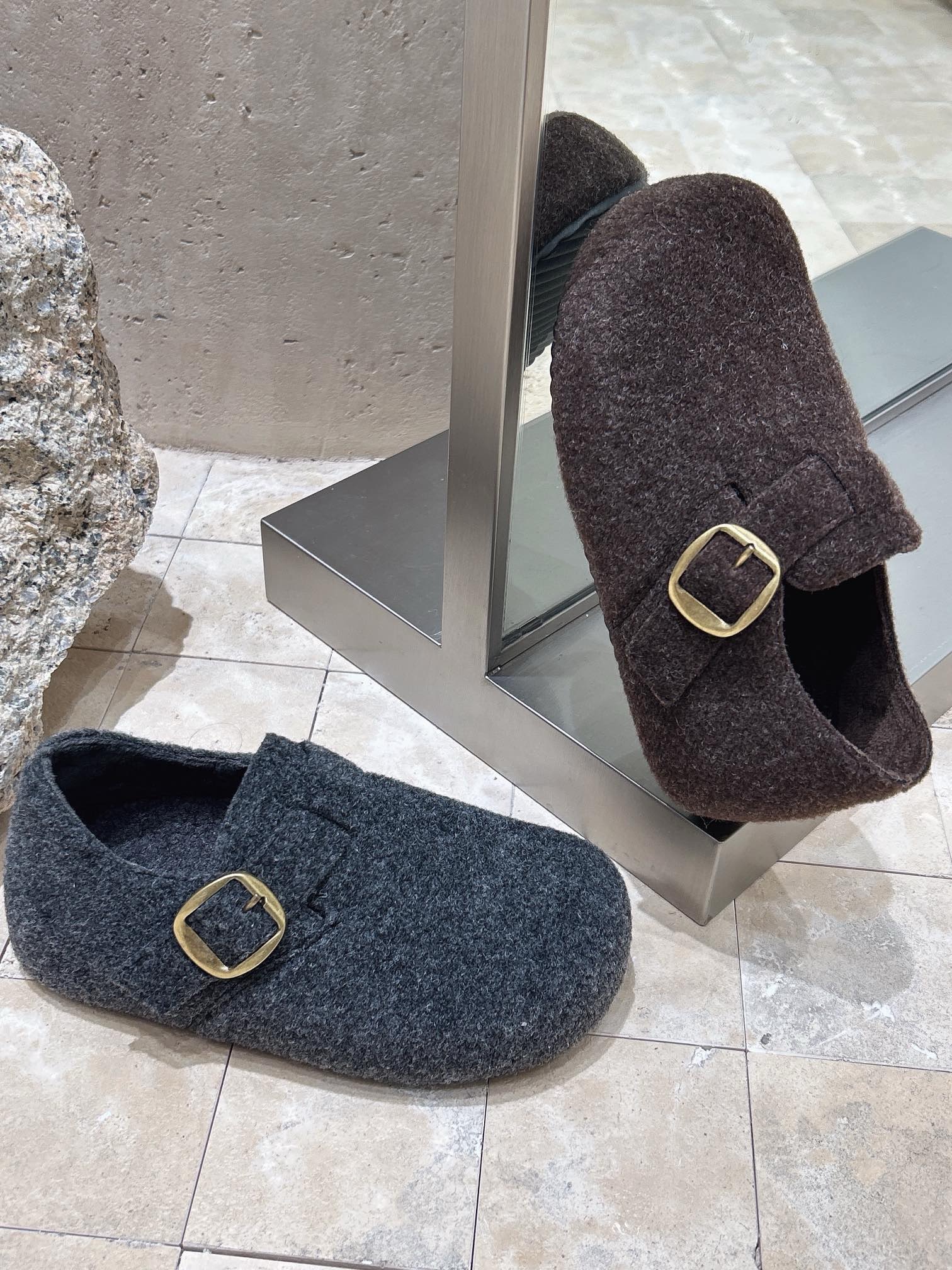 2025冬季新款加绒韩版圆头皮带扣奶奶鞋平底百搭休闲懒人勃肯鞋女