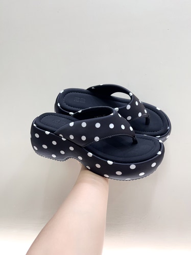 2026新时尚波点人字拖鞋女夏外穿度假厚底旅游沙滩鞋夹脚凉拖鞋女