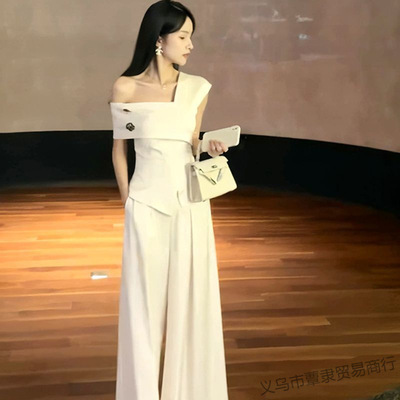 今年流行爆款套装2025新款女装夏季小众设计时尚露肩御姐炸街上