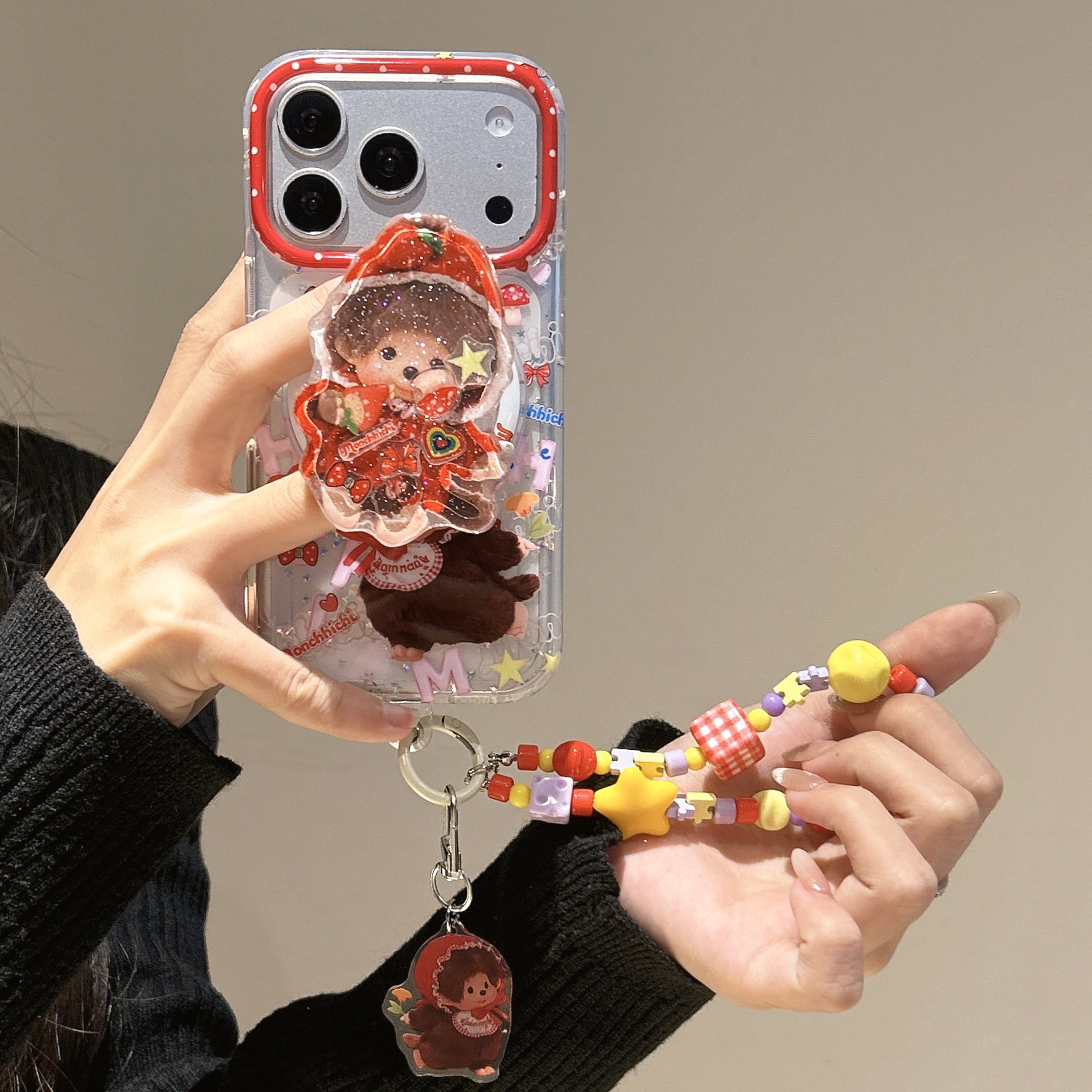 趣味可爱红色头巾蒙奇奇适用iPhone17ProMax手机壳女款苹果18Pro磁吸摇摇乐支架16带手链15防摔保护壳