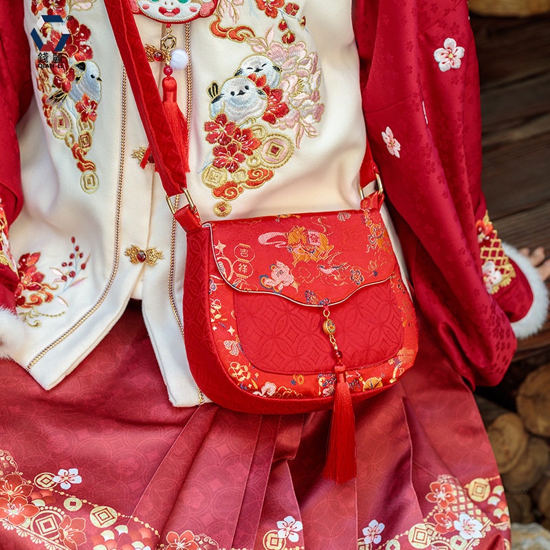 Q马年2025新中式国风货郎包包古风新年汉服配饰包包翻盖斜跨布包