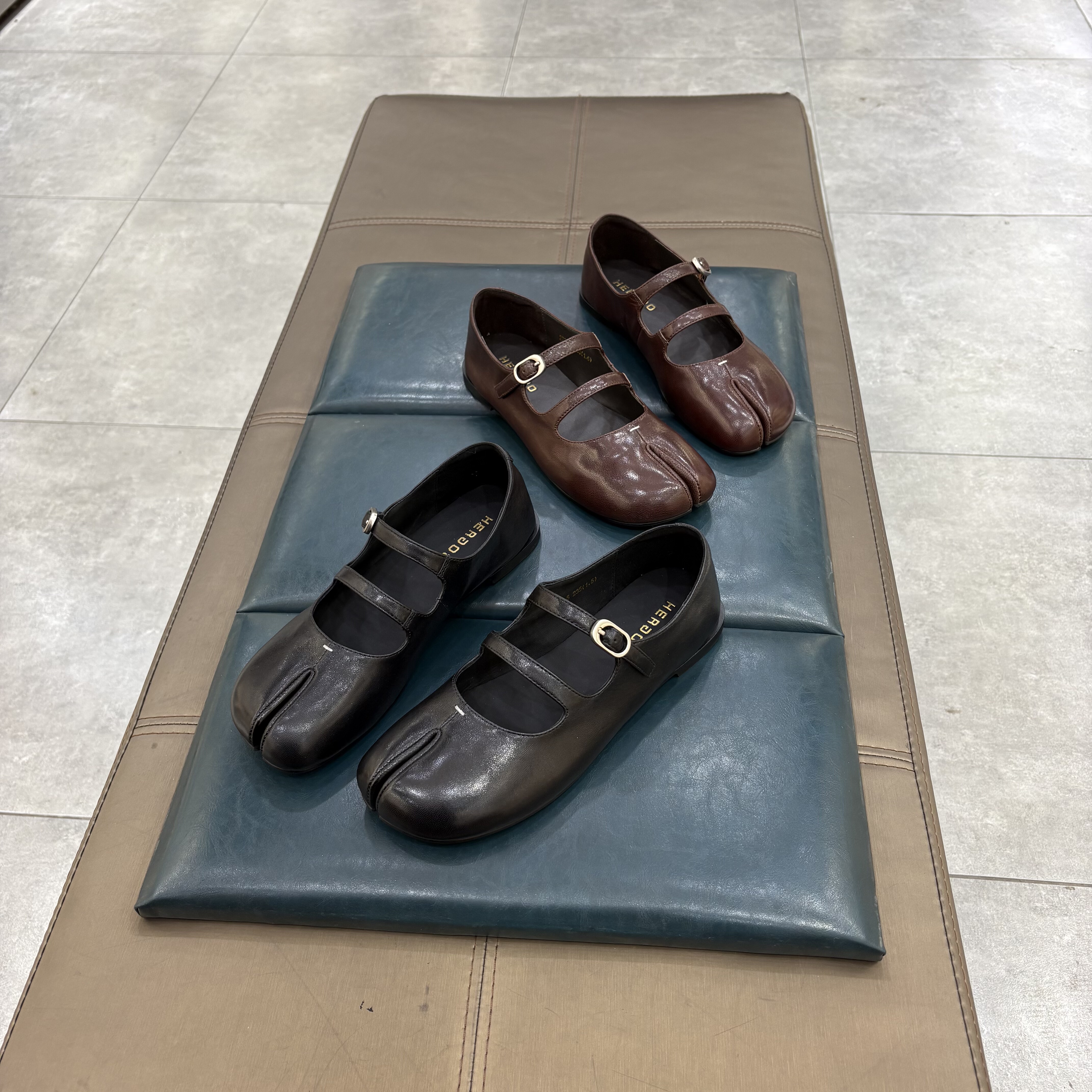 赫谷女鞋2026年新款猪蹄分趾鞋双一字平底浅口单鞋女皮鞋,女鞋,时尚芭蕾鞋,淘宝优惠券,粉丝福利购,淘宝优惠卷