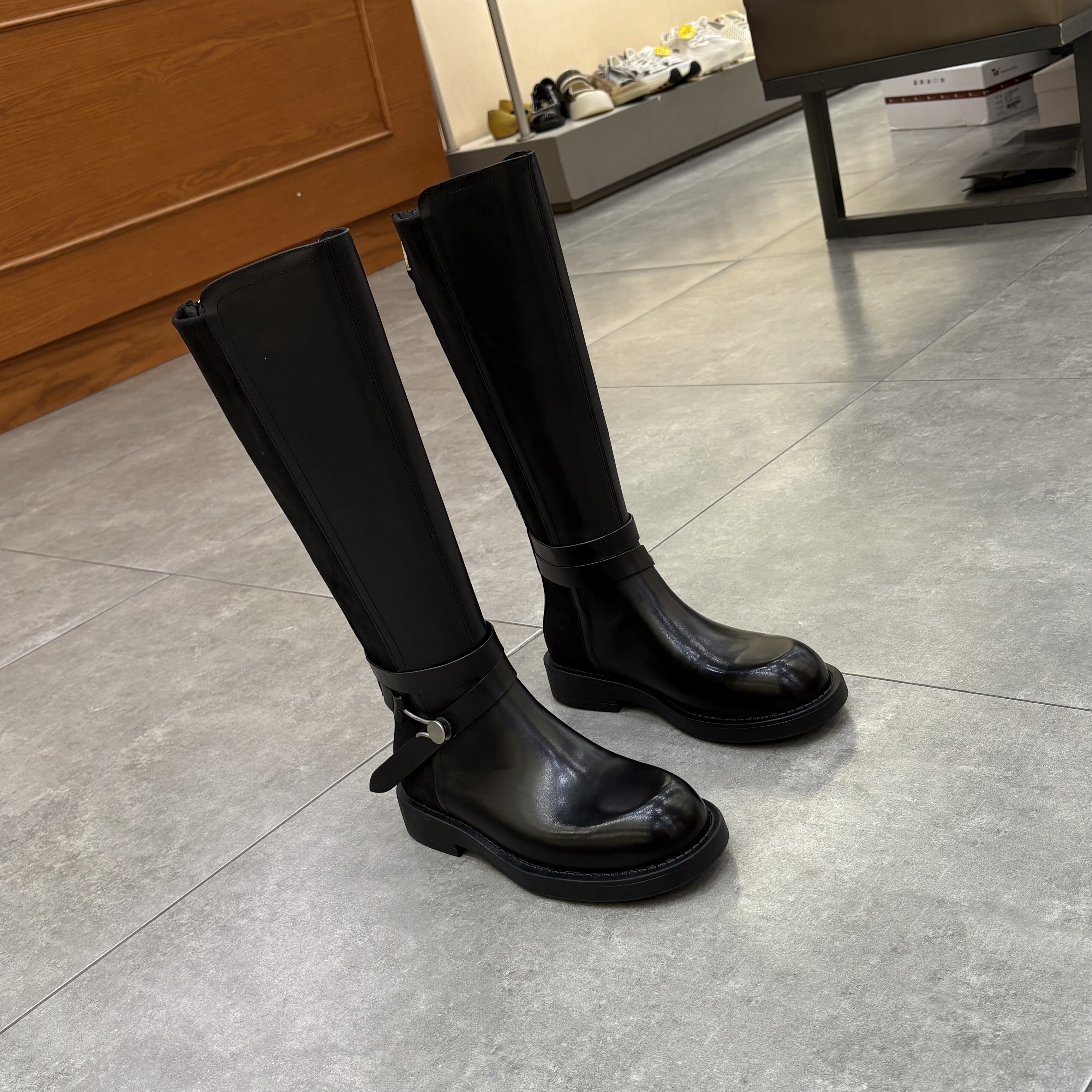 波斐2025秋季新款高品质皮带扣拼接牛皮百搭靴子骑士靴女