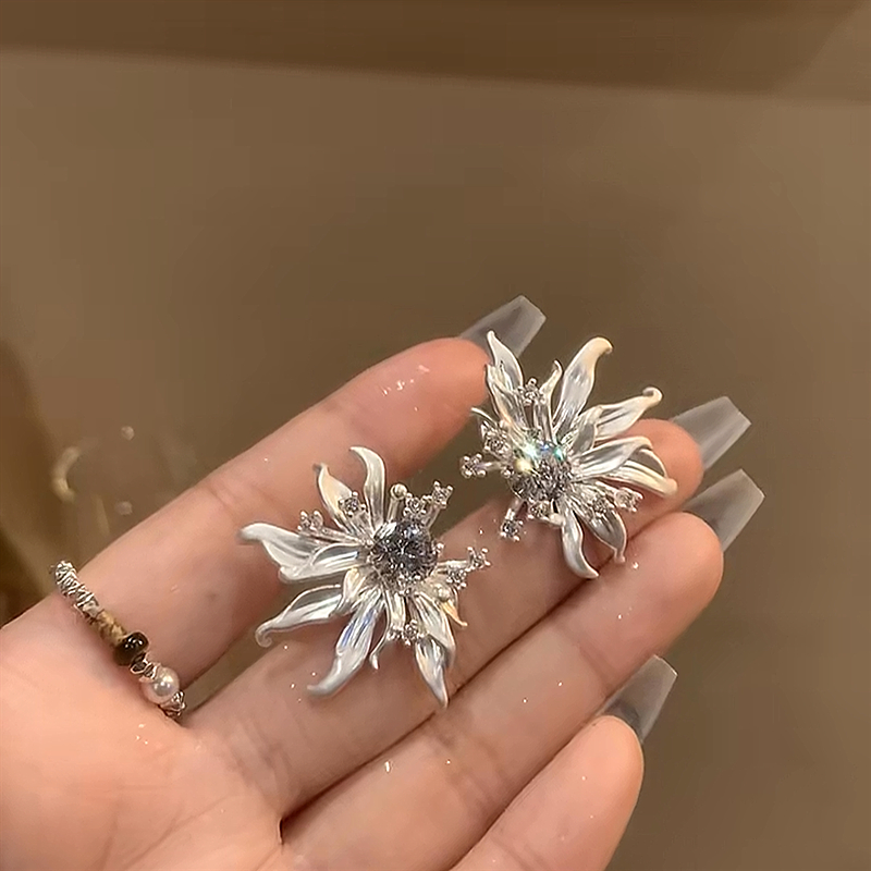 法式立体金属感花朵耳钉个性大气轻奢设计高级感气质镶嵌水钻耳饰