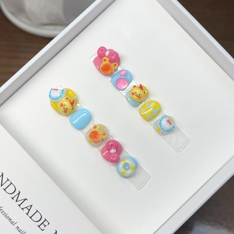 儿童穿戴甲片高颜值可爱多巴胺彩色小熊美甲贴片3-12岁短款假指甲