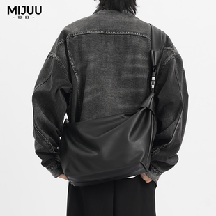 觅旧潮牌新款单肩斜挎包男大容量背包男士高级感通勤邮差包包礼物