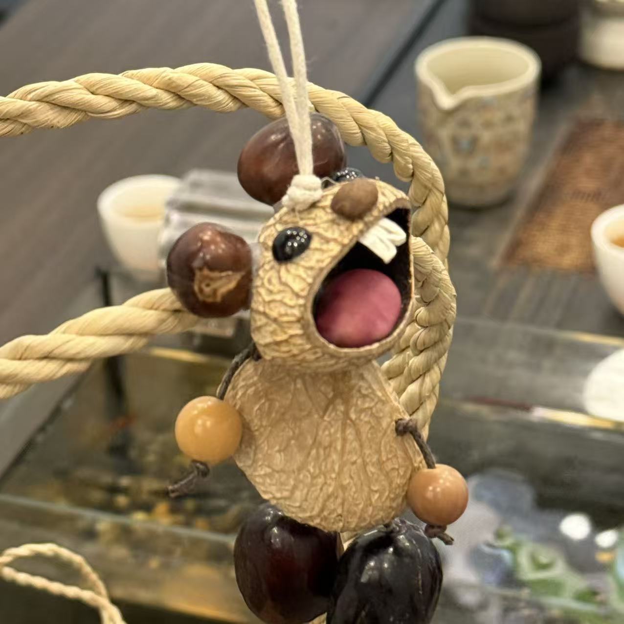 果壳风铃摇舌小狗包挂件