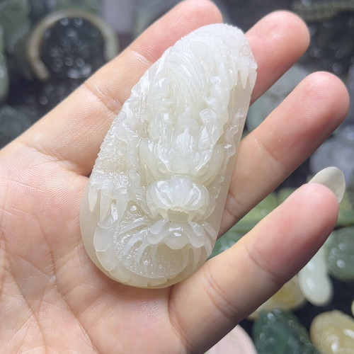 青海料藕粉龙行天下挂件