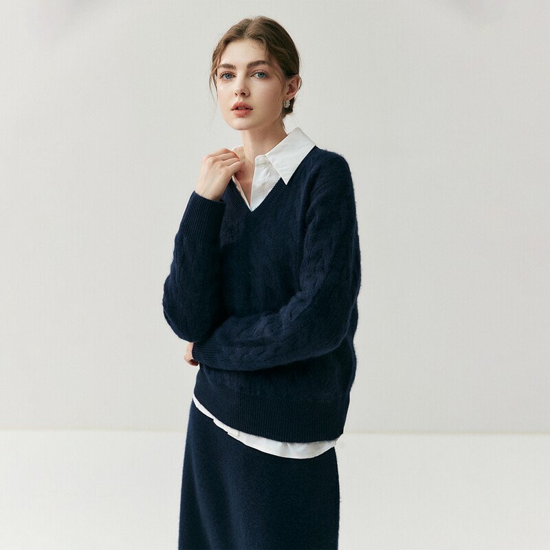 力推~休闲简约V领山羊绒衫女大麻花独特设计感宽松毛衣秋冬高级感
