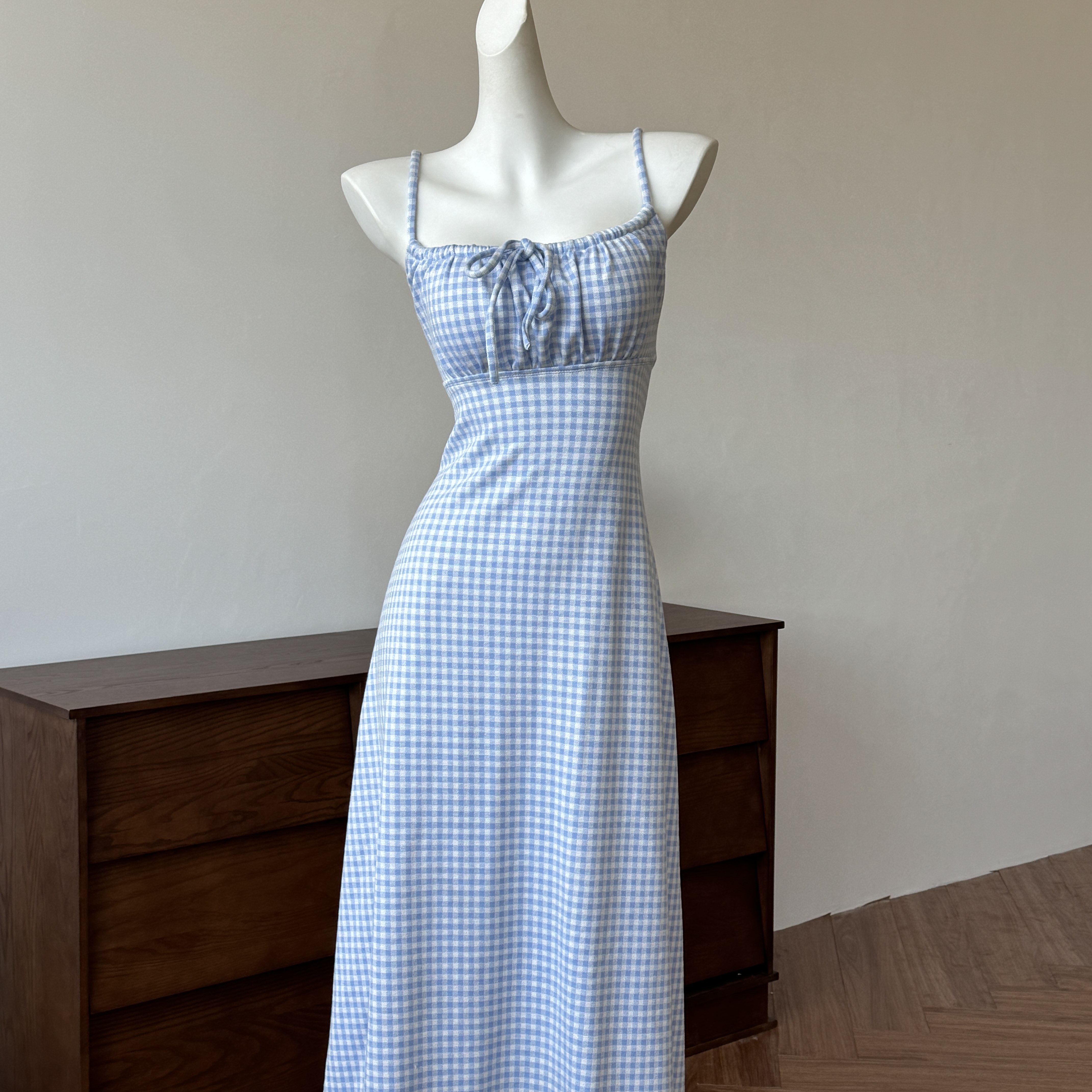 蓝色格纹吊带连衣裙女夏法式修身小清新度假裙5048