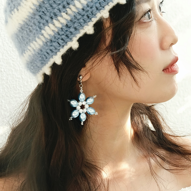 BOMBCACA冬籁集系列 谧雪浮光 圣诞冬日氛围原创珠光蓝色雪花耳环