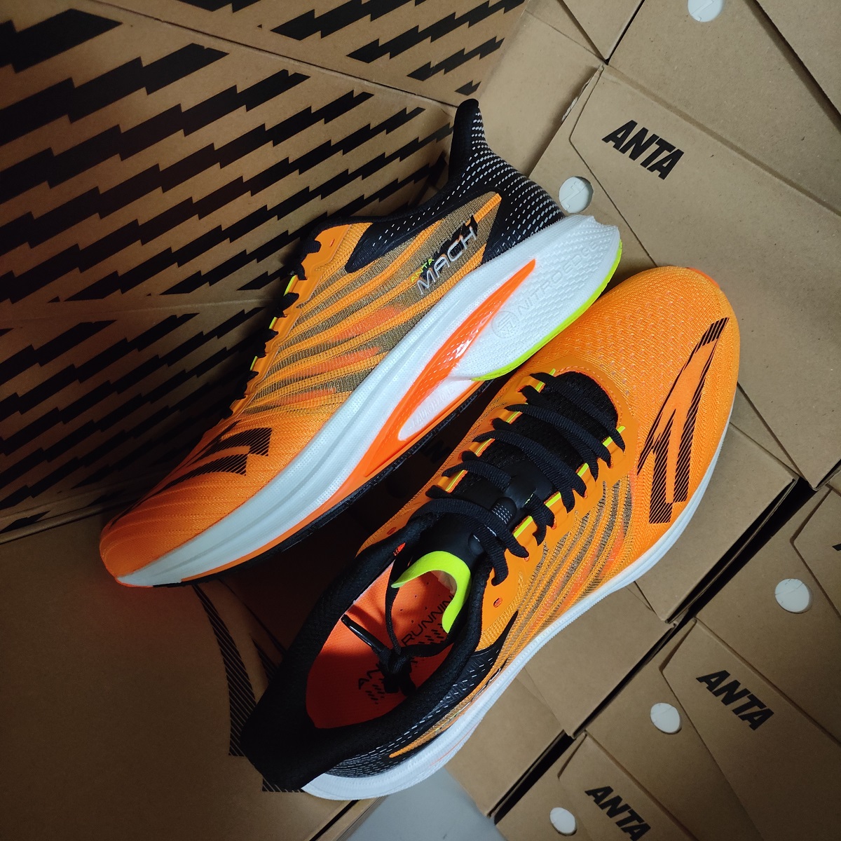 安踏男子跑步鞋马赫4代