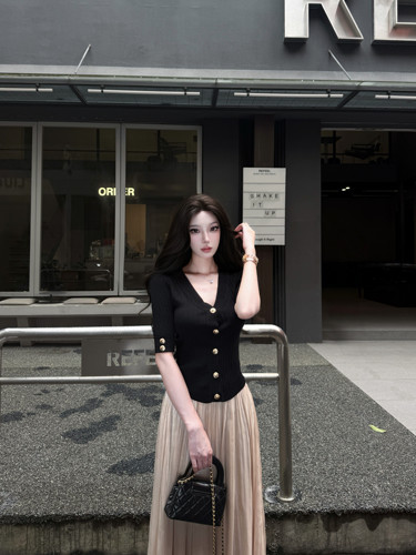 黑金V领针织衫女五分袖上衣