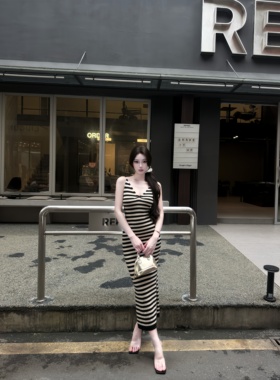AWMUMU绝美辣妹条纹V领吊带连衣裙女夏季收腰显瘦复古性感长裙子