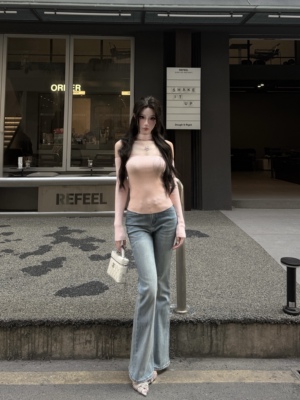 蓝色修身提臀微喇叭牛仔裤女