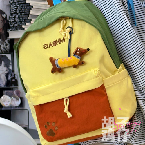 复古感满满的少女系拼色双肩包