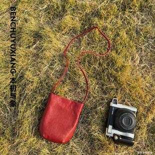 本初与象小众极简植鞣皮小包斜跨手机包头层牛皮百搭逛街遛弯包