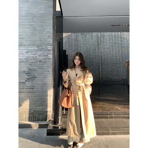 清冷白月光秀场风衣女