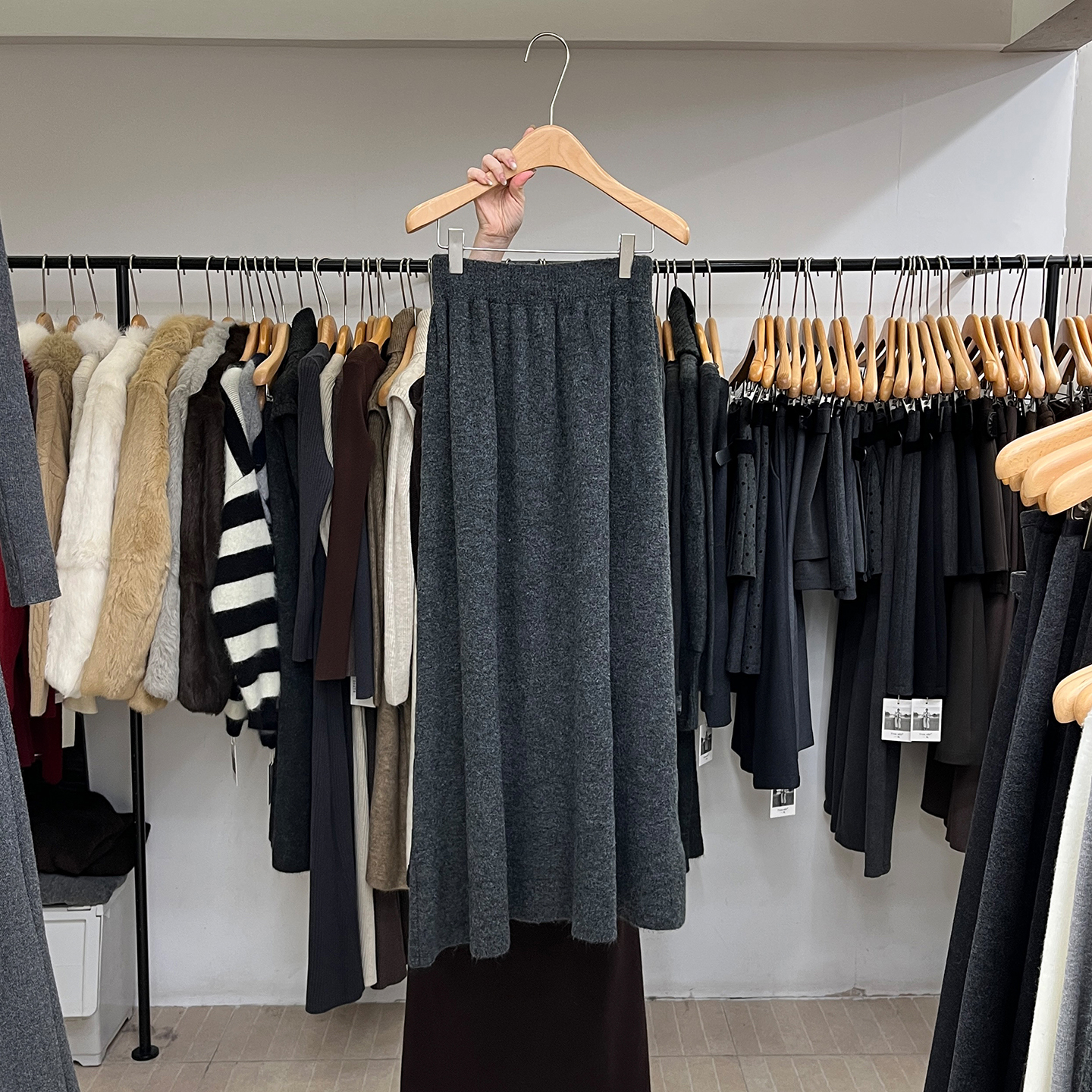 中长款垂感纯色针织半身裙