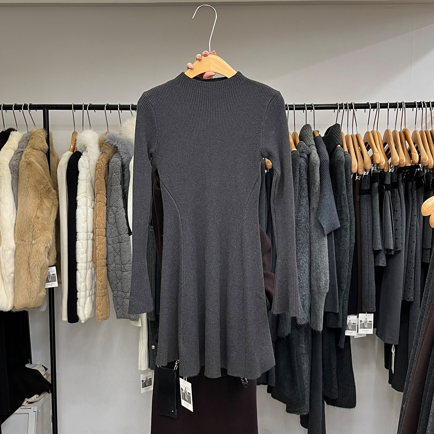 中长垂感喇叭袖针织连衣裙