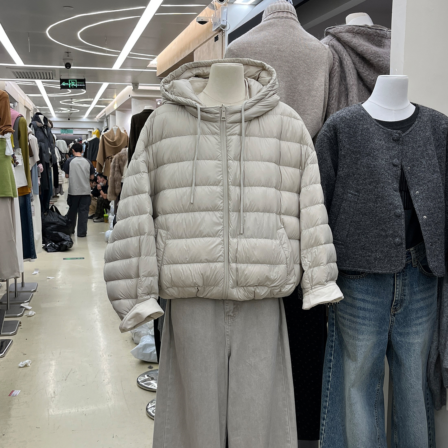 轻薄连帽羽绒服两面穿白鸭绒外套