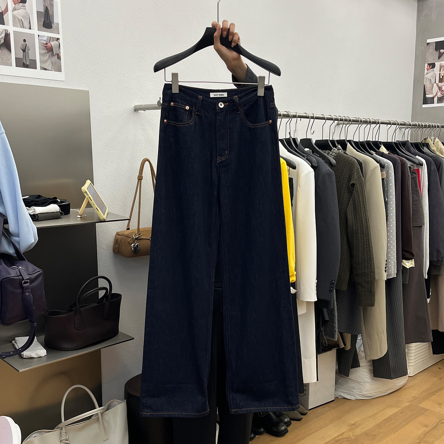 流行风格深色高腰阔腿牛仔裤