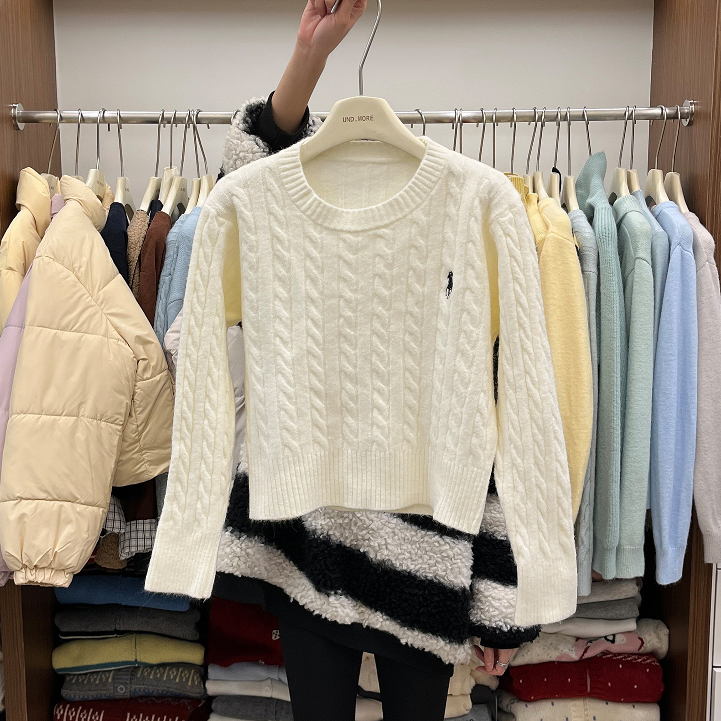 骑马刺绣短款圆领麻花纹毛衣