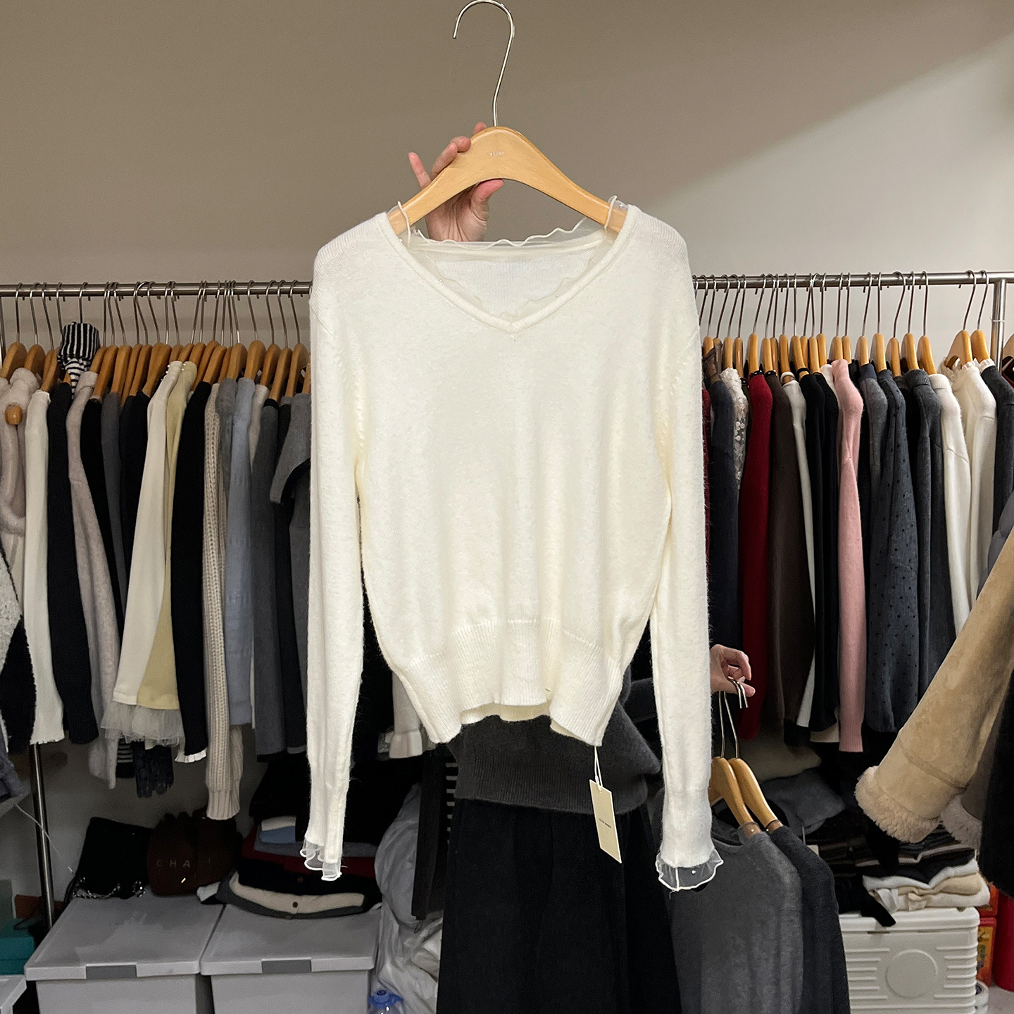 洋气木耳边网纱拼接V领套头毛衣