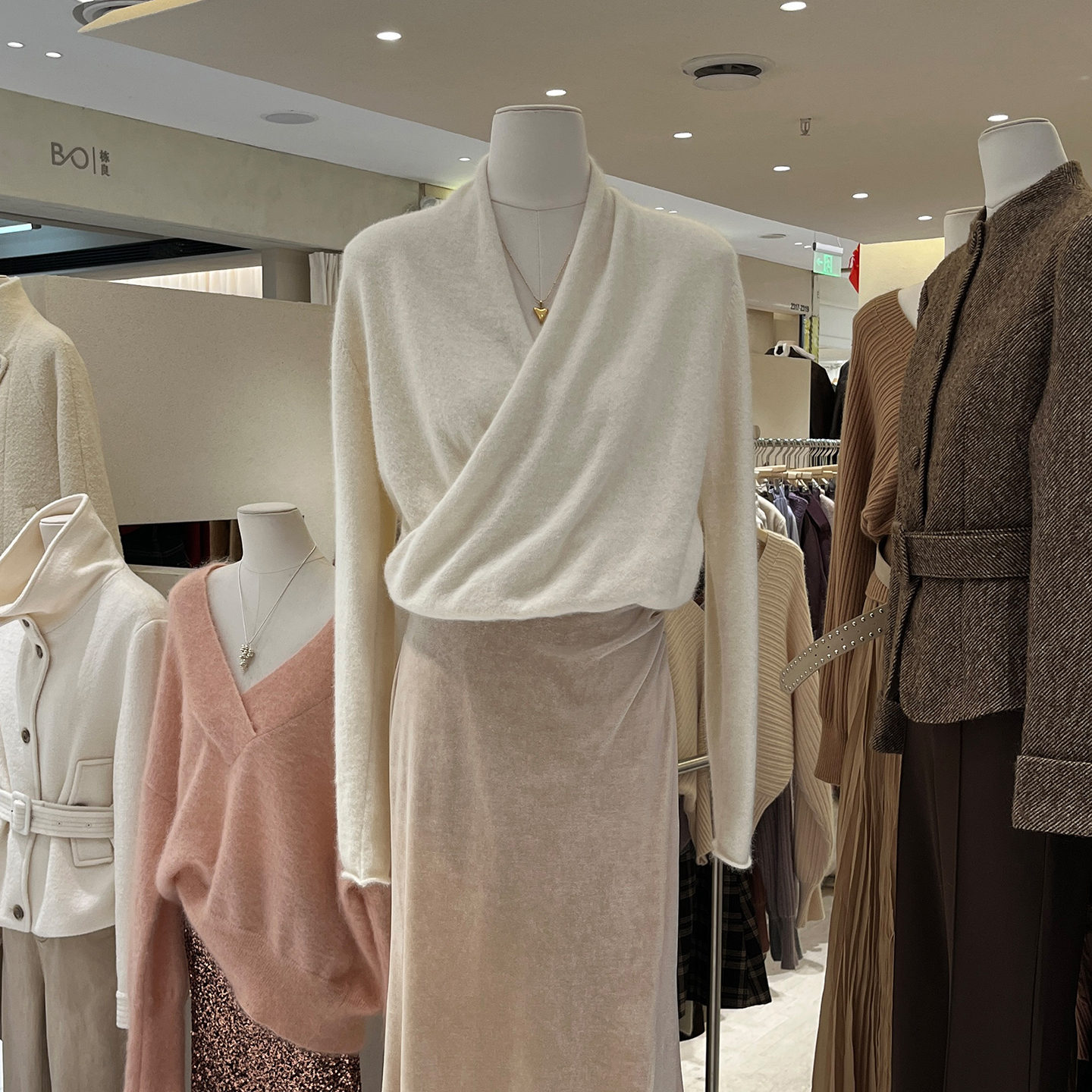 流行风格交叉V领羊绒针织衫女