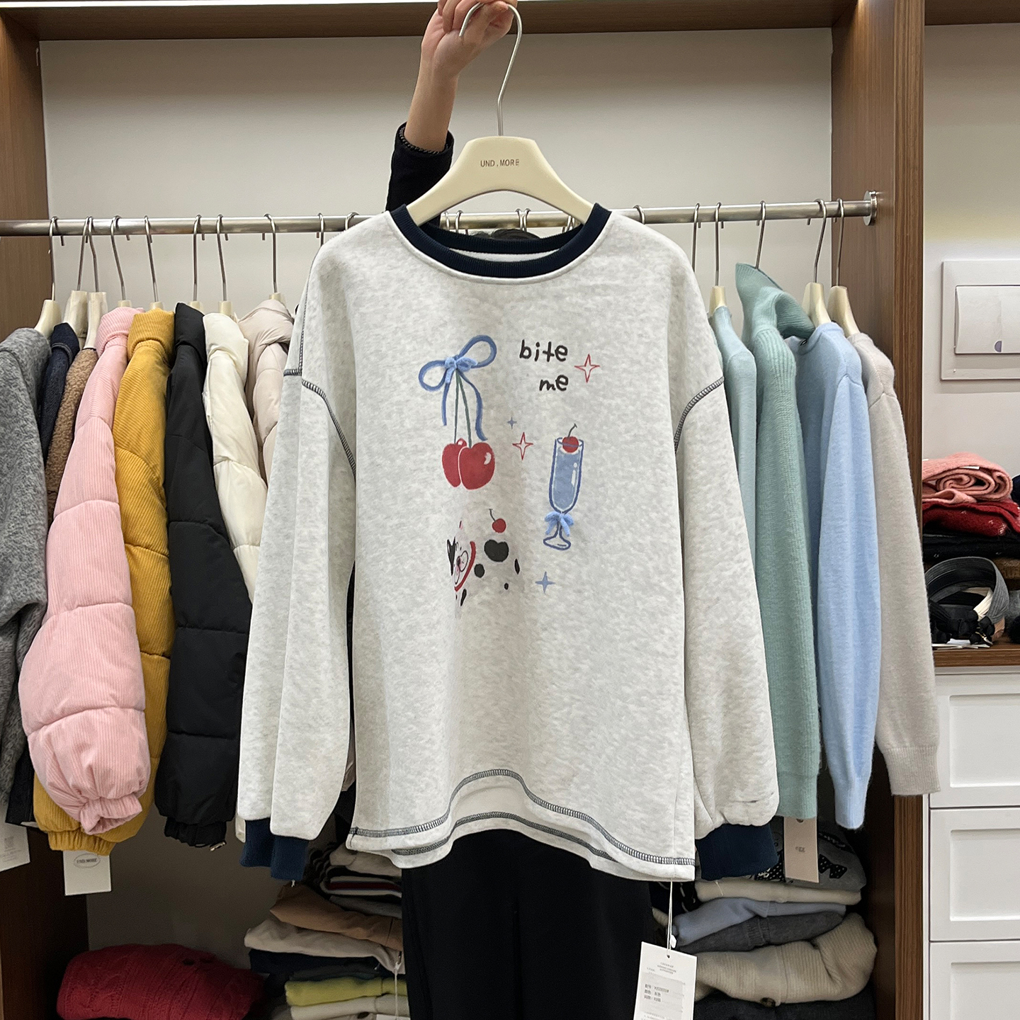 宽松蝴蝶结字母印花长袖上衣